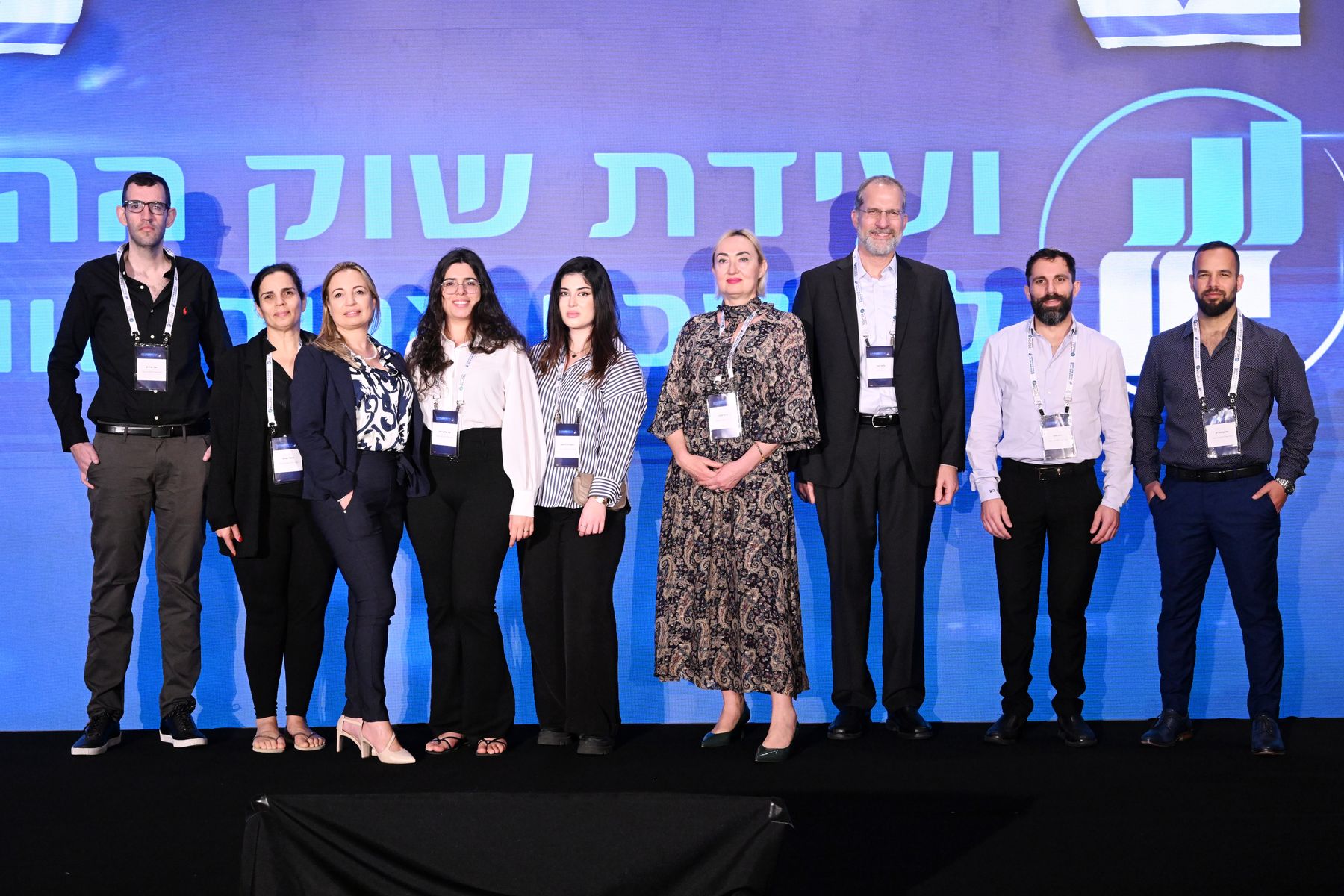 דוברי הוועידה על הבמה מול המסך המרכזי