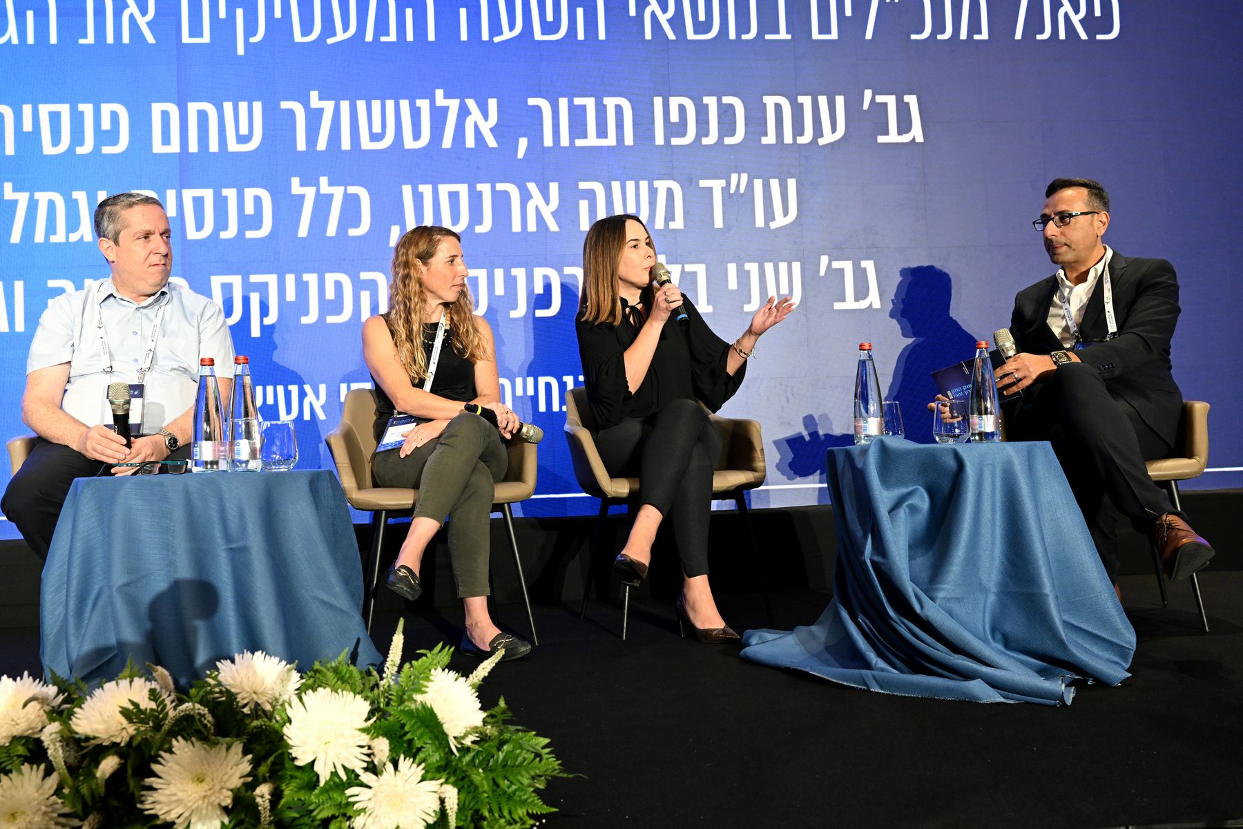 פאנל דוברים על הבמה